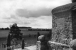 Eine unbekannte 93 zieht am Hermann-Löns-Denkmal im Tietlinger Wacholderhain nahe Walsrode vorbei. (1936) <i>Foto: Walter Hollnagel</i>