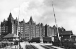 Bahnübergang an der historischen Hamburger Speicherstadt, die mit Treppengiebeln, Wandvorlagen und Türmen der Backsteinbaukunst des Historismus besticht. (1935) <i>Foto: Walter Hollnagel</i>