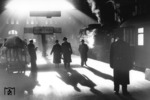 Szene in der durch die Wintersonne lichtdurchfluteten Halle des Bahnhofs Hamburg-Altona. Am Bahnsteig 6 hat eine 74 den Schnellzug nach Berlin (Abfahrt 12.54 Uhr) bereitgestellt. (1952) <i>Foto: Walter Hollnagel</i>