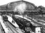 03 247 verlässt den noch durch Kriegsschäden gekennzeichneten Hamburger Hauptbahnhof. Links wartet 50 557. (04.06.1949) <i>Foto: Walter Hollnagel</i>