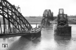 Blick auf die zerstörte Rheinbrücke zwischen Neuss und Düsseldorf-Hamm. (09.01.1946) <i>Foto: RBD Wuppertal</i>