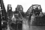 Am 02. März 1945 wurden beide Hammer Rheinbrücken durch deutsche Pioniere gesprengt. Das Bild zeigt den Zustand der Brücken im Januar 1946. (09.01.1946) <i>Foto: RBD Wuppertal</i>