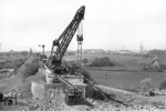 Vorbereitende Arbeiten zum Brückeneinschub auf der Rheinischen Strecke zwischen Wuppertal-Wichlinghausen und Schwelm-Vörfken zur Überquerung der neuen Bundesautobahn A1. Der Kranwagen wurde 1949 von Demag speziell für die DB gebaut. Seine Tragfägigkeit betrug 30t bei einer Ausladung von 29,2 m. (14.03.1959) <i>Foto: Slg. Eisenbahnstiftung</i>