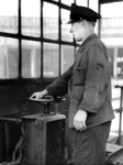 Der Drehscheibenwärter im Bw Berlin-Pankow. (1942) <i>Foto: RVM / Ittenbach</i>
