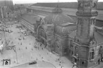 Blick auf das Empfangsgebäude des Kölner Hauptbahnhofs von der Domseite aus. (01.07.1955) <i>Foto: Slg. Eisenbahnstiftung</i>