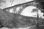 Ein VT 36 des Bw Wuppertal-Steinbeck auf der mit 107 m heute noch höchsten Stahlgitterbrücke Deutschlands. Die Müngstener Brücke verbindet die Städte Solingen und Remscheid über das Tal der Wupper. (11.08.1959) <i>Foto: Slg. Eisenbahnstiftung</i>