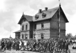 Die lokale Prominenz präsentierte sich dem Fotografen bei der Einweihung des Bahnhofs Dittelsheim-Hessloch (Landkreis Alzey-Worms) an der Strecke Osthofen - Gau Odernheim. (15.05.1897) <i>Foto: Slg. Eisenbahnstiftung</i>