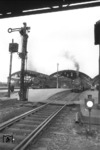 38 2339 (links) und 38 3065 warten in Oldenburg Hbf auf Ausfahrt. (06.1950) <i>Foto: Quebe</i>