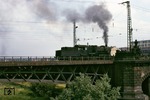 Über die Elbebrücke in Dresden-Neustadt räuchert 58 1930 vom Bw Friedrichstadt. (09.1973) <i>Foto: Will A. Reed</i>