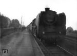 03 141 vom Bw Osnabrück im morgendlichen Berufsverkehr mit einem Abteilwagenzug in Ostercappeln. (06.10.1951) <i>Foto: Willi Marotz</i>