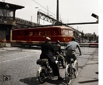 Ein VT 95 passsiert den Bahnübergang an der Kurt-Schumacher-Straße in Gelsenkirchen-Schalke. (1960) <i>Foto: Slg. Eisenbahnstiftung</i>