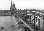 Eine unbekannte P 8 überquert die behelfsmäßig wiederaufgebaute Hohenzollernbrücke zwischen Köln Hbf und Deutz. Von 1948 bis 1952 lag über der mittleren Stromöffnung ein SKR-Stahlüberbau (Schaper-Krupp-Reichsbahn), der 1952 wieder durch einen Bogen ersetzt wurde.  (1948) <i>Foto: RBD Köln</i>