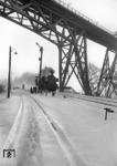 38 1444 passiert vor der markanten Rendburger Hochbrücke das Einfahrsignal von Rendsburg. (13.01.1959) <i>Foto: Walter Hollnagel</i>