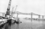 Verladeszene im Rendsburger Kreishafen vor der Kulisse der gleichnamigen Hochbrücke über den Nord-Ostseekanal. (13.01.1959) <i>Foto: Walter Hollnagel</i>