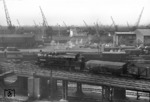 93 837 vom Bw Hamburg-Wilhelmsburg auf der Hamburger Pfeilerbahn zwischen Hauptbahnhof und Abzw. Elbebrücke. (22.05.1959) <i>Foto: Walter Hollnagel</i>