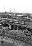 Ein unbekannter VT 08.5 als Ft 42 "Senator" auf dem Weg nach Frankfurt auf der Hamburger Pfeilerbahn zwischen Hauptbahnhof und Abzw. Elbebrücke. Im Hauptgüterbahnhof rangiert 74 1256 vom Bw Hamburg Hbf. (20.06.1959) <i>Foto: Walter Hollnagel</i>
