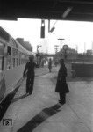 Abfahrauftrag in Hamburg Hbf am D 394 nach Köln, der von einer ölgefeuerten 01.10 geführt wird. (21.01.1960) <i>Foto: Walter Hollnagel</i>