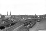 Ein unbekannter VT 08.5 als Ft 42 "Senator" auf dem Weg nach Frankfurt auf der Hamburger Pfeilerbahn vor der Kulisse von Speicherstadt, Michel, St. Nikolai und St. Petri. (04.05.1960) <i>Foto: Walter Hollnagel</i>