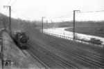 38 3093 fährt mit ihrem Güterzug auf dem Weg zum Rangierbahnhof Würzburg-Zell am Mainufer entlang. (04.05.1962) <i>Foto: Walter Hollnagel</i>