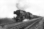 Ein artreiner aus O-Wagen gebildeter Kohlezug, gezogen von 50 2789 des Bw Wanne-Eickel Hbf, bei Lünen an der Hamm - Osterfelder Strecke.  (1959) <i>Foto: Willi Marotz</i>