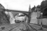 Ein unbekannter dreiteiliger 798 hat soeben den Rauenthaler Tunnel verlassen und ist im gleichnamigen Betriebsbahnhof eingetroffen. Der Einschnitt ist wegen der permanten Steinschlaggefahr frisch mit Spritzbeton ausgekleidet worden. Über der Szenerie thront die Langerfelder Kreuzkirche, die heute als Altenheim genutzt wird. (07.08.1972) <i>Foto: Joachim Bügel</i>