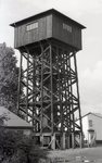 Der 1943 gebaute und 1978 abgerissene Behelfswasserturm des Bw Hamburg-Wilhelmsburg. (09.1971) <i>Foto: Benno Wiesmüller</i>