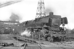 01 1068 wendet im Bw Köln Bbf. Oberhalb der Lok ist die Kohlenbeförderungsanlage zum Hochbunker zu erkennen. (1953) <i>Foto: Slg. Eisenbahnstiftung</i>