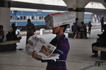 Dieser kunstvoll balancierende Zeitungsverkäufer versucht auf dem Bahnhof in Dhaka (Bangladesh) seine Lektüre an den Mann bzw. die Frau zu bringen. (08.01.2015) <i>Foto: Johannes Glöckner</i>