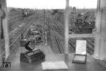 Blick in den Eilgutbahnhof Köln Gereon. Rechts rangiert 91 446, während links ein Güterzug in Richtung Köln-Ehrenfeld ausfährt. (1954) <i>Foto: Slg. Eisenbahnstiftung</i>