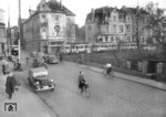 Bahnübergang an der Kaiserstraße in der südlichen Ausfahrt des Bonner Hauptbahnhofs. (04.1953) <i>Foto: Fischer</i>