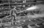 Lokreinigung an einer unbekannten 50 im Bw Köln Bbf. (1953) <i>Foto: Slg. Eisenbahnstiftung</i>