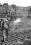 Triebwerksreinigung an einer unbekannen 50 im Bw Köln Bbf. (1953) <i>Foto: Slg. Eisenbahnstiftung</i>