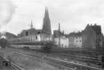 SVT 06 502 verlässt als FT 8 "Rheinblitz" den Kölner Hauptbahnhof. Links beschleunigt 03 122 ihren Zug. (1953) <i>Foto: Fischer</i>