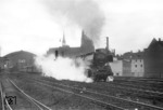 41 018 vom Bw Mönchengladbach verlässt mit D 163 in Richtung Kaldenkirchen/Venlo den Kölner Hauptbahnhof. (03.1953) <i>Foto: Fischer</i>