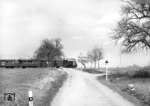 99 7204 passiert einen unbeschrankten Feldwegübergang auf der Schmalspurbahn Mosbach - Mudau. (17.04.1964) <i>Foto: Slg. Eisenbahnstiftung</i>