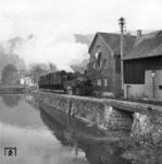 Lok 105 (Bj. 1918) mit einem Rollbock-Güterzug auf der bis 1967 in Betrieb befindlichen 1000 mm Wiesentalbahn in Zell. (02.10.1961) <i>Foto: Slg. Eisenbahnstiftung</i>