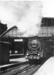 01 057 verlässt mit D 26 den Hauptbahnhof von Hannover. (1935) <i>Foto: Slg. Eisenbahnstiftung</i>