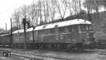 Die ehemalige Wehrmachtslok D 311, die 1939 für die schweren Eisenbahngeschütze Dora beschafft wurde, wartet im Schneetreiben im Bahnhof Laufach auf die Schubunterstützung für die Rampenfahrt nach Heigenbrücken. (05.04.1957) <i>Foto: Ron Amberger</i>