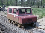 Ein Kleinwagen mit originellen Schienenräumern auf der Bahnstrecke Uelzen – Langwedel im Bahnhof Visselhövede. (09.05.1981) <i>Foto: Benno Wiesmüller</i>