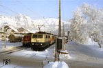 Bei frostigen Temperaturen erreicht ein Wintersportzug mit 111 098 + 111 114 den Bahnhof Seefeld in Tirol, während der Turnussonderzug Dt 13484 mit 601 015 auf Ausfahrt nach Mittenwald wartet. (18.01.1987) <i>Foto: Joachim Bügel</i>