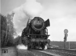 23 070 passiert vor dem samstäglichen E 2811 das Einfahrvorsignal von Schwäbisch Hall-Hessental. (22.04.1967) <i>Foto: Heinz Hangarter</i>