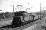 Die Höllentalbahn von Freiburg in den Schwarzwald stellte mit Steigungen von bis zu 57 Promille seit ihrer Inbetriebnahme 1887 extreme Herausforderungen an den Zugbetrieb. 1934 entschloss sich die Reichsbahn zur Elektrifizierung, allerdings nicht mit der üblichen Spannung von 15 kV, 16 2/3 Hz, sondern mit 20 kV und 50 Hz. Hierzu wurden vier Versuchsloks geliefert, E 244 31 am 6. Januar 1936 von Krupp, es folgten E 244 11 (BBC), E 244 21 (Siemens) und E 244 01 von AEG, wobei sich E 244 21 als die einfachste und anspruchloseste Maschinen herausstellte. Im Mai 1960 wurde die Höllentalbahn auf die sonst übliche Spannung (15 kV, 16 2/3 Hz) umgestellt und die Baureihe E 244 abgestellt. Rahmen sowie Drehgestelle der hier nach Hinterzarten einfahrenden E 244 21 fanden beim Bau der Mehrsystemlok E 344 01 Weiterverwendung. (1959) <i>Foto: Robin Fell</i>