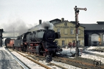 50 1298 (Schichau, Baujahr 1941) fährt mit einem Güterzug in den Bahnhof Nossen ein, wo sich auch ihre Heimatdienststelle befand.  (25.02.1983) <i>Foto: Andreas Höfig</i>