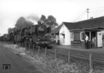 050 495-1 (ex 50 495) + 052 218-5 (ex 50 2218) passieren mit Dg 6745 die Hilfsbetriebsstelle Abzw. Vellberg bei Schwäbisch Hall. (10.10.1969) <i>Foto: Wolfgang Bügel</i>