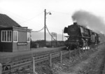 044 552-8 (ex 44 1552) + 051 540-3 (ex 50 1540) passieren die Hilfsbetriebsstelle Vellberg bei Schwäbisch Hall. (10.10.1969) <i>Foto: Wolfgang Bügel</i>