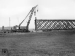 Transport der alten Kocherbrücke zum Bahnhof Gaildorf-West mittels des 90 t-Krans "Nür 6700". Dahinter der Gegengewichtswagen Nr. 6718. Der Kran war 1944 von den Ardeltwerken in Eberswalde gebaut worden und hatte ein Gewicht von 102 t. (30.10.1968) <i>Foto: Wolf Schneider</i>