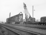 Die alte Kocherbrücke im Bf Gaildorf-West. Vorne der 90 t-Kran "Nür 6700", gebaut 1944 bei den Ardeltwerken in Eberswalde.. (30.10.1968) <i>Foto: Slg. Eisenbahnstiftung</i>
