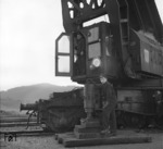 Der 90 t-Kran "Nür 6700" auf dem Kranwagen "Essen 6670" im Bahnhof Gaildorf-West. (30.10.1968) <i>Foto: Slg. Eisenbahnstiftung</i>