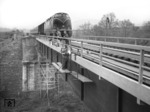 Der erste Zug mit 220 068-1 (V 200 068) passiert die neue Kocherbrücke bei Gaildorf-Großaltdorf. (30.10.1968) <i>Foto: Slg. Eisenbahnstiftung</i>