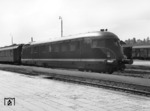 VT 92 501 mit angehängtem Heiz-Kesselwagen im Bahnhof Schwäbisch Hall. Der beim Bw Nürnberg Hbf stationierte VT wurde hauptsächlich als Schlepptriebwagen zum Transport von Trieb-, Steuer- und Beiwagen in das Ausbesserungswerk Nürnberg eingesetzt. (11.08.1966) <i>Foto: Heinz Hangarter</i>